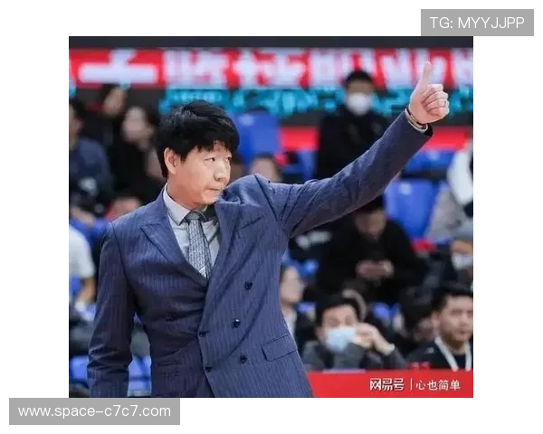 山东主帅邱彪怒摔西装遭驱逐，球员逆境爆发燃炸客场