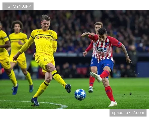 多特蒙德在训练中加练定位球攻防，主教练强调快速落位与反击